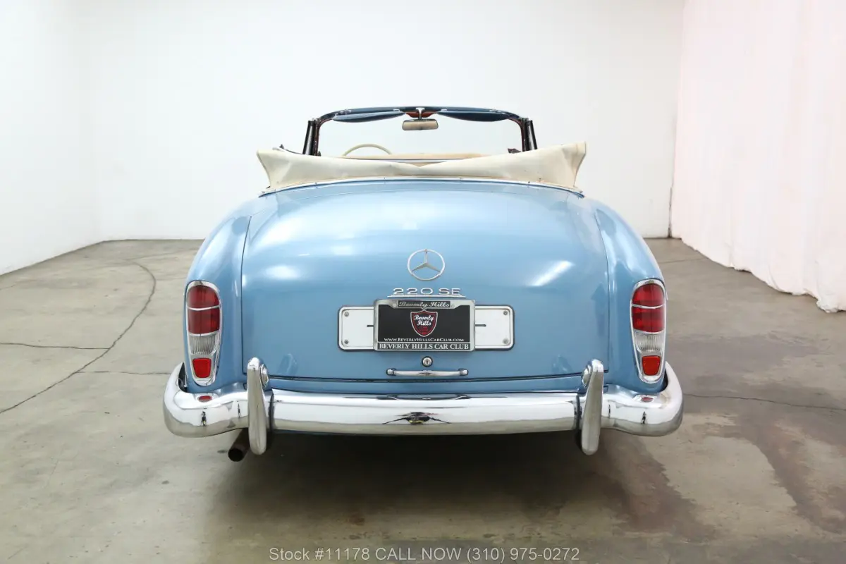 メルセデス・ベンツ 220 SE カブリオレ 1958 ライトブルー/クリーム 1958 Mercedes-Benz 220SE Cabriolet | Beverly Hills Car Club