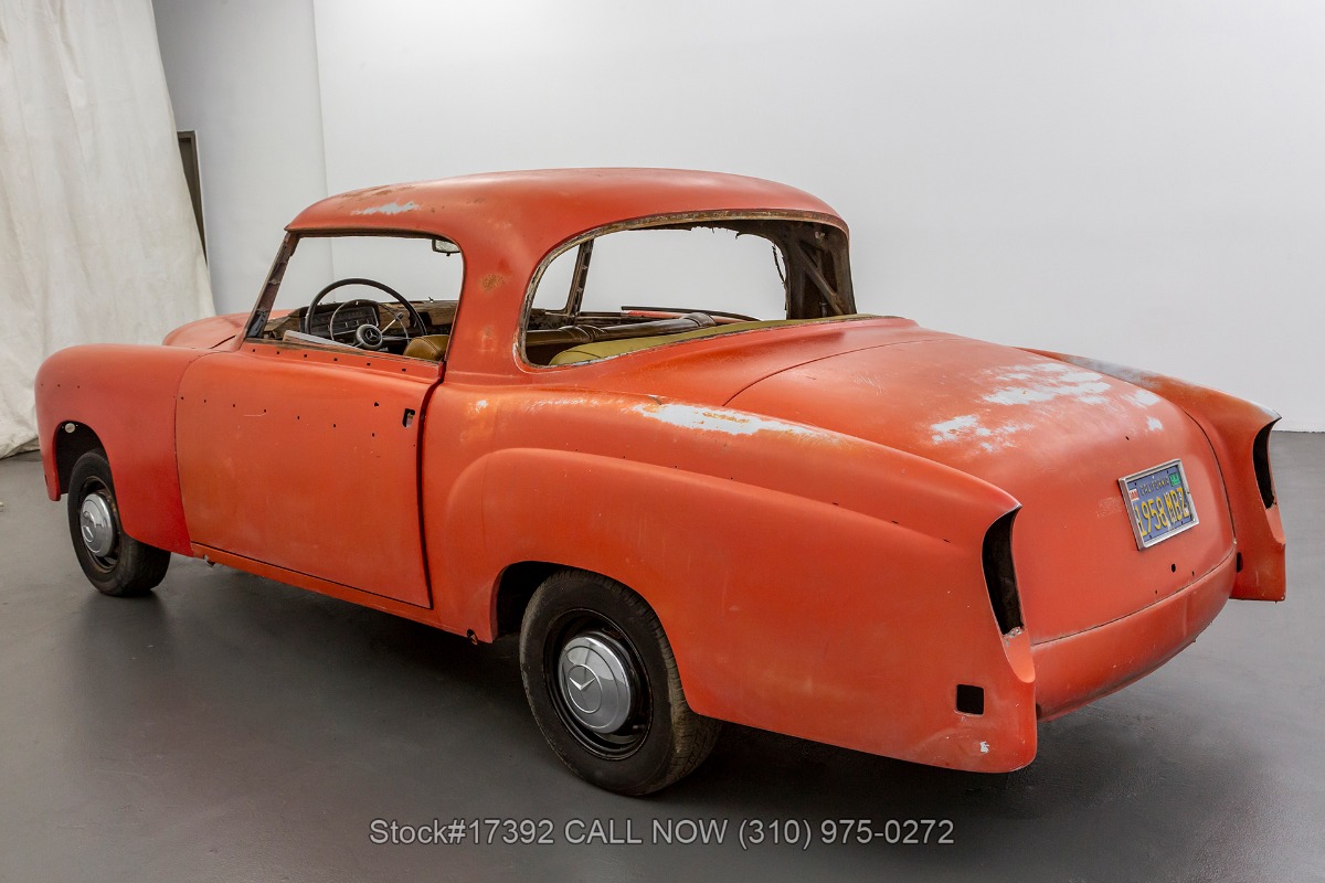 メル25773ページ 1958 Mercedes-Benz 220SE Sunroof Coupe | Beverly Hills Car Club