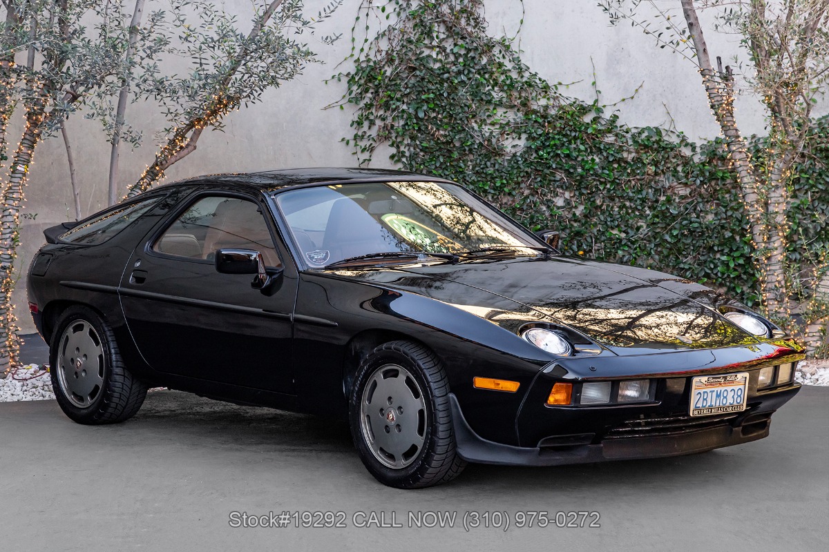 1984 Porsche 928's photo