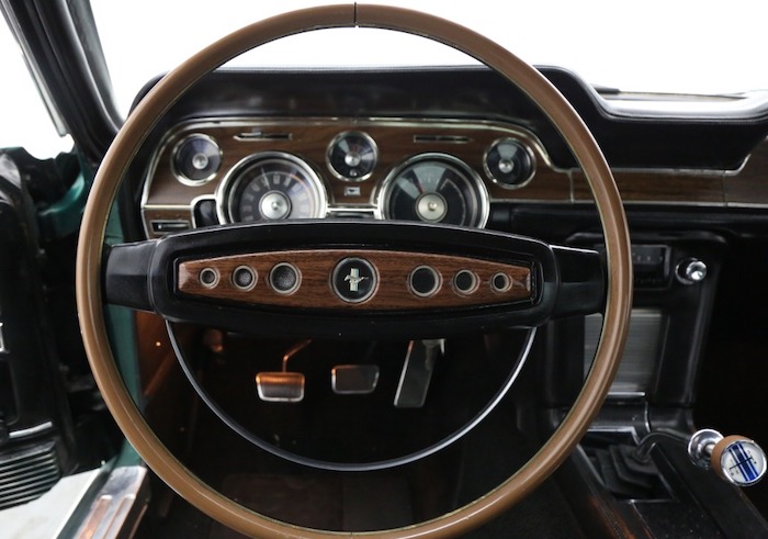 classic-mustang-steering-wheel