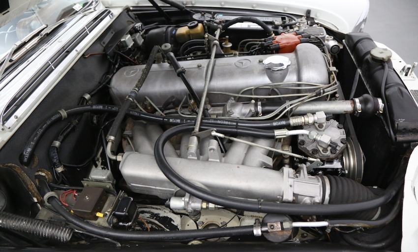 Mercedes-Benz 300SE Cabriolet engine