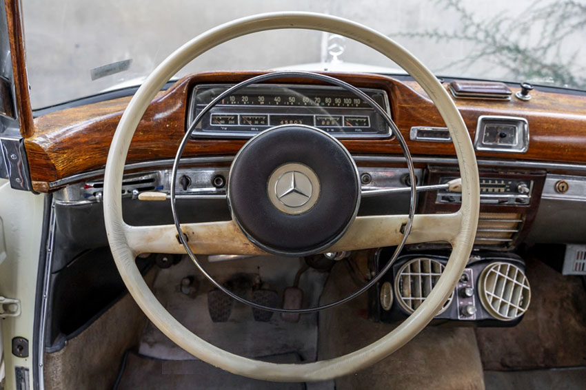 1961 Mercedes-Benz 220SE Coupe interior