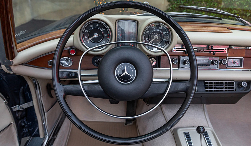 1969 Mercedes-Benz 280SE Cabriolet interior